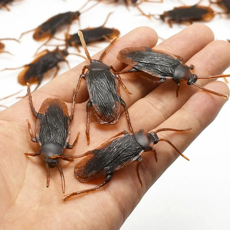 Funny Fake Roaches Scary Insects Plastic Bugs Pretty Realistic Fake Cockroach for Halloween Party Tricking People Kids Playing